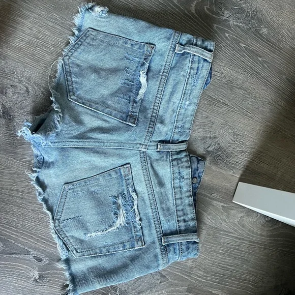 Size 24 light wash women’s summer jean shorts - Picture 2 of 3